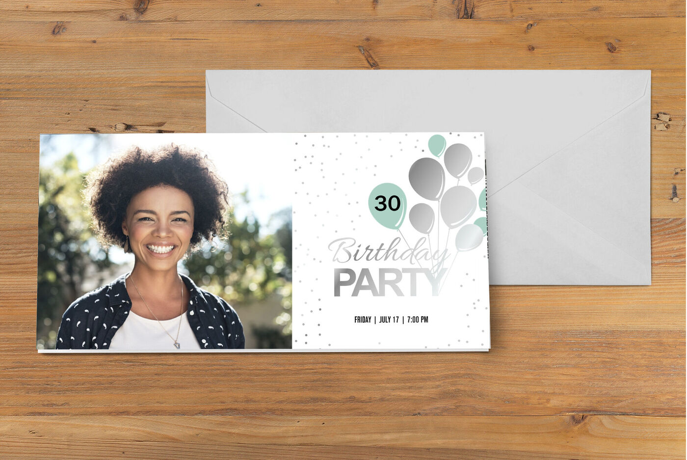 Design d'invitation pour une fête d'anniversaire avec photo et éléments festifs