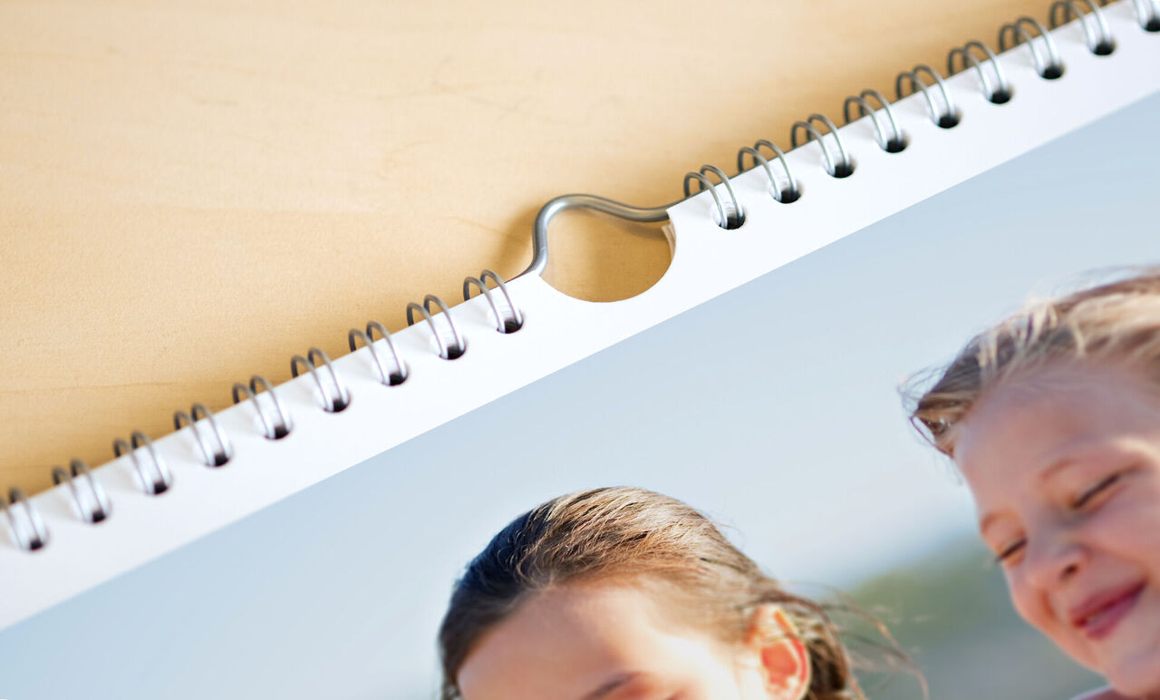 Un calendrier ouvert sur une table, avec une belle photo dessus.