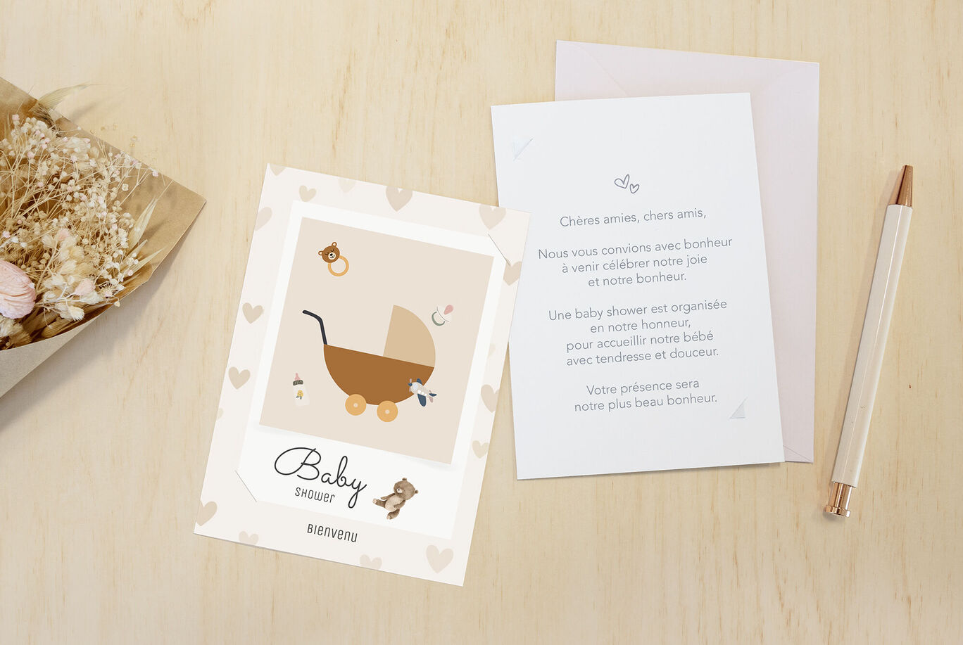 Une carte de bébé mignonne avec une poussette et un design adorable