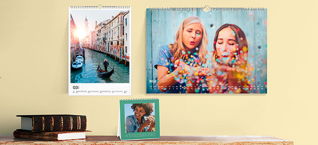 Un calendrier photo magnifique suspendu au mur, avec des photos vives et des accents colorés.