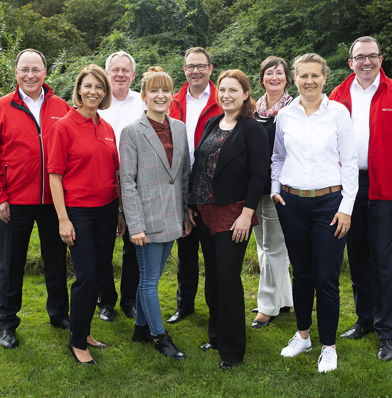 Groupe de personnes en vêtements rouges à l'extérieur.