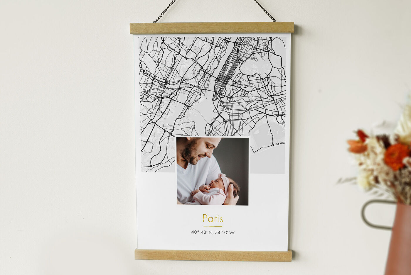 Une œuvre murale créative avec une carte de Paris et une photo de famille ensoleillée.