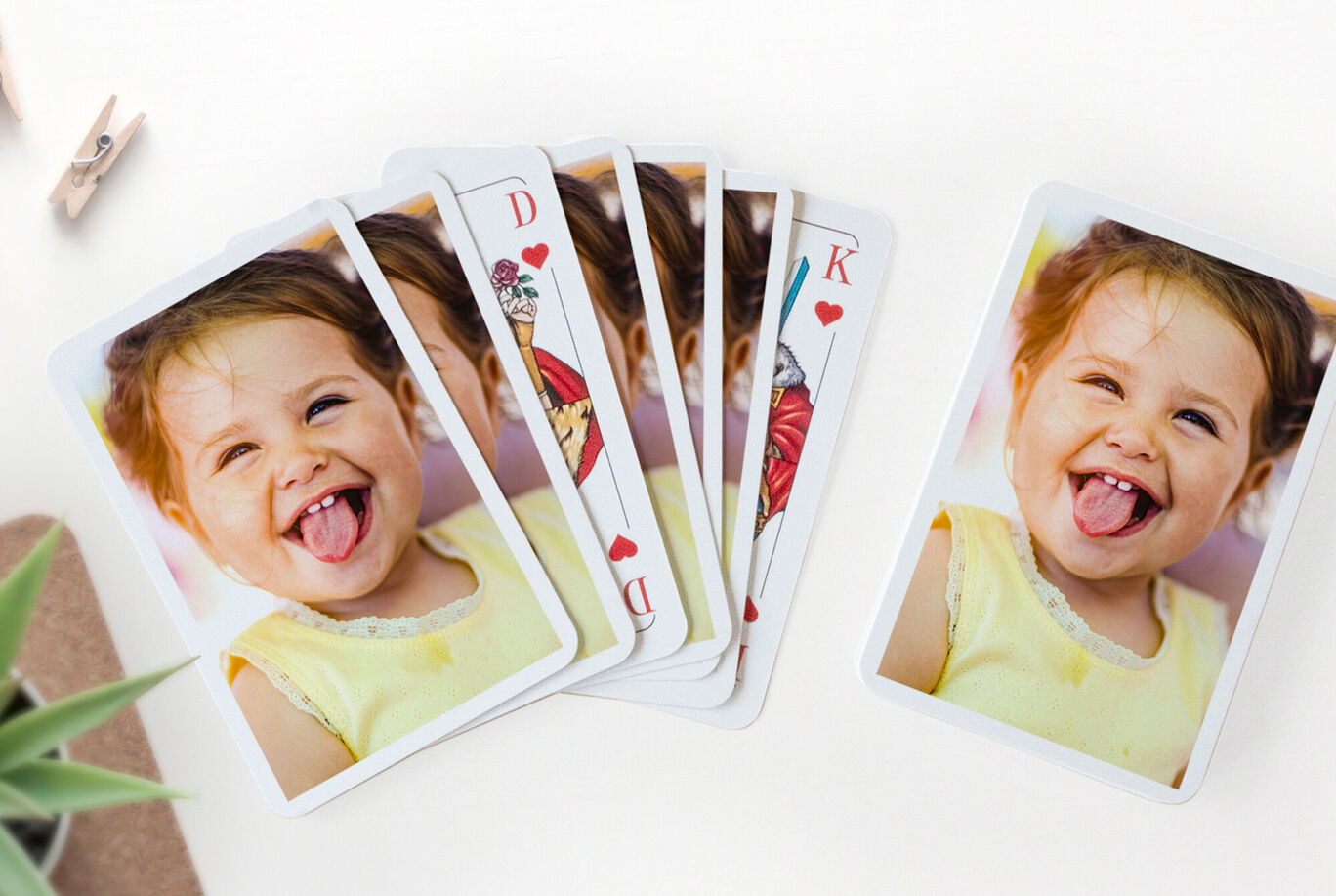 Cartes colorées avec enfant heureux en image