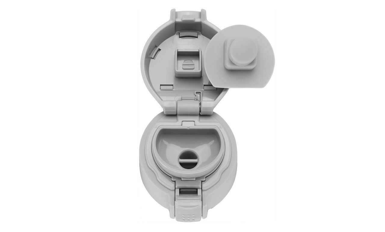 Ouverture grise du gobelet avec couvercle à rabat et fente.