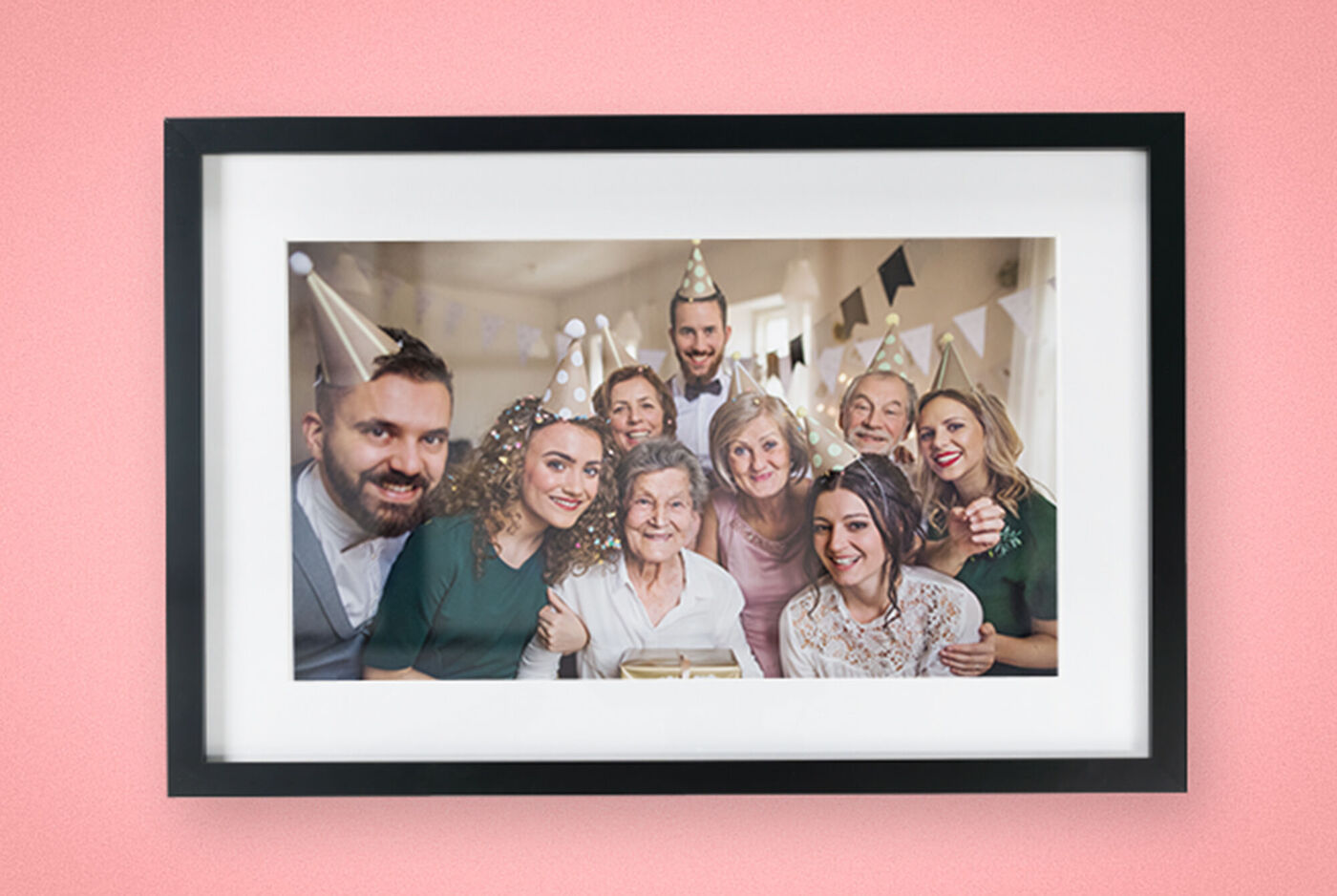 Un groupe joyeux célèbre ensemble avec des chapeaux colorés