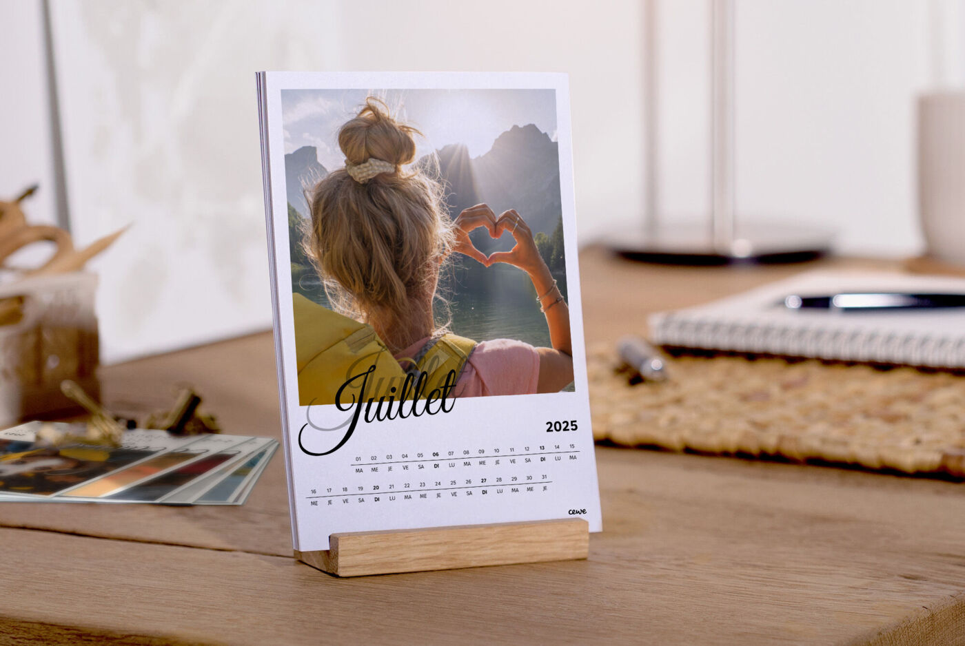 Calendrier à poser avec portrait personnalisé présenté sur un bureau