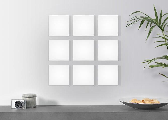 Neuf plaques photo vides à personnaliser sur un mur.