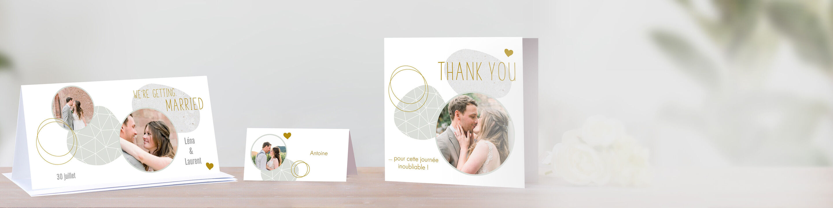 Trois produits créatifs de remerciement : une carte, une petite carte et un livre photo, conçus avec des designs joyeux et des photos personnelles.