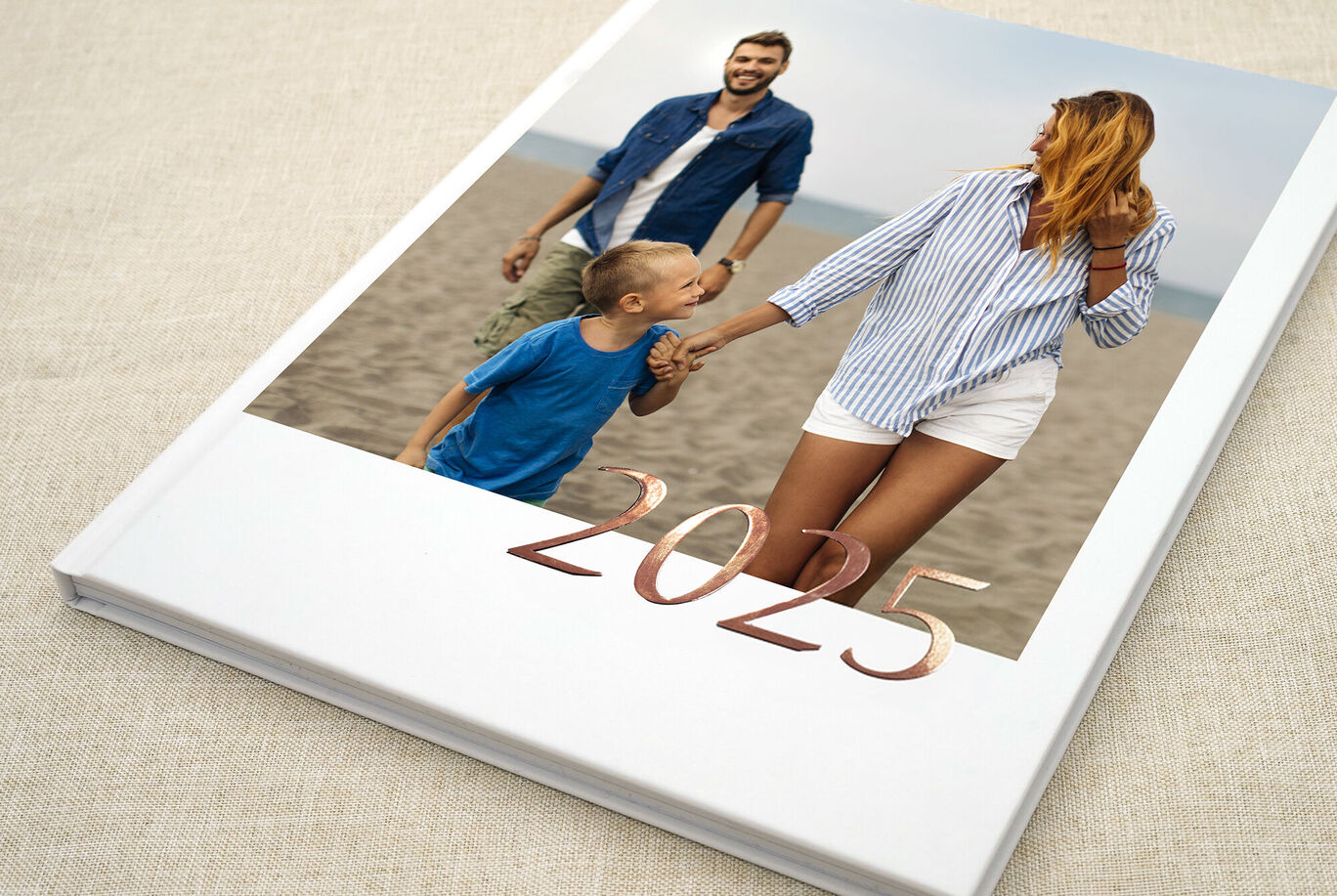 Une famille profite des vacances à la plage sur la couverture d'un album photo CEWE 2024