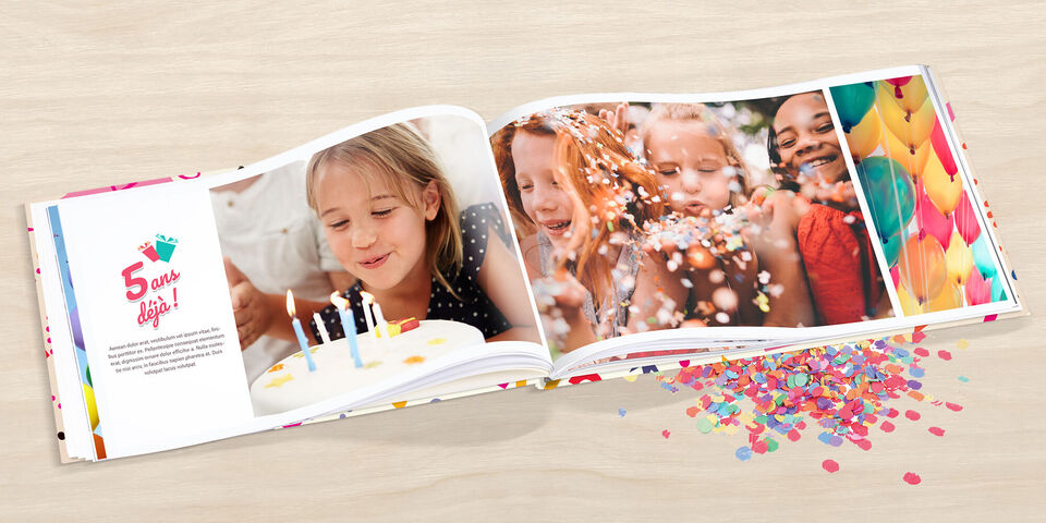 Un livre photo ouvert avec des images colorées d'une fête. Le gâteau et les bougies sont visibles, entourés de confettis.