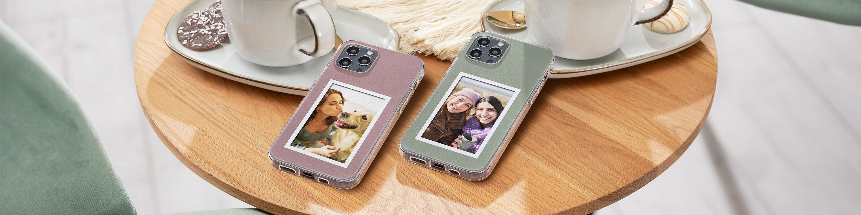 Deux coques de téléphone avec des photos de moments heureux sur une table avec des tasses.