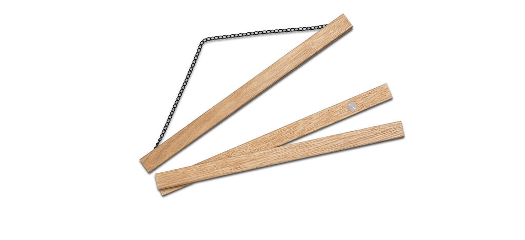 Deux lattes en bois avec une chaîne, écartées l'une de l'autre.