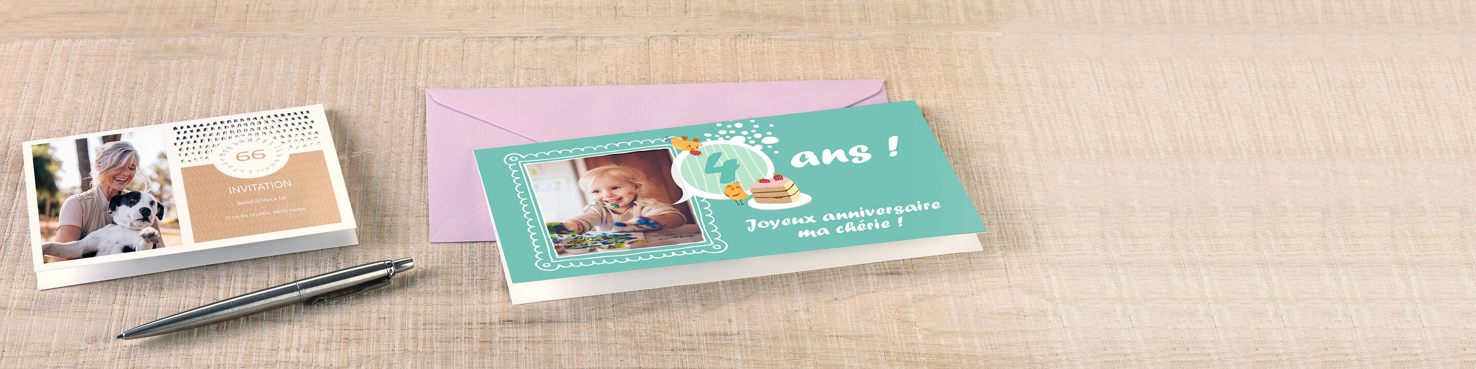 Une carte de vœux CEWE créative sur une table en bois, avec une enveloppe et un stylo à côté