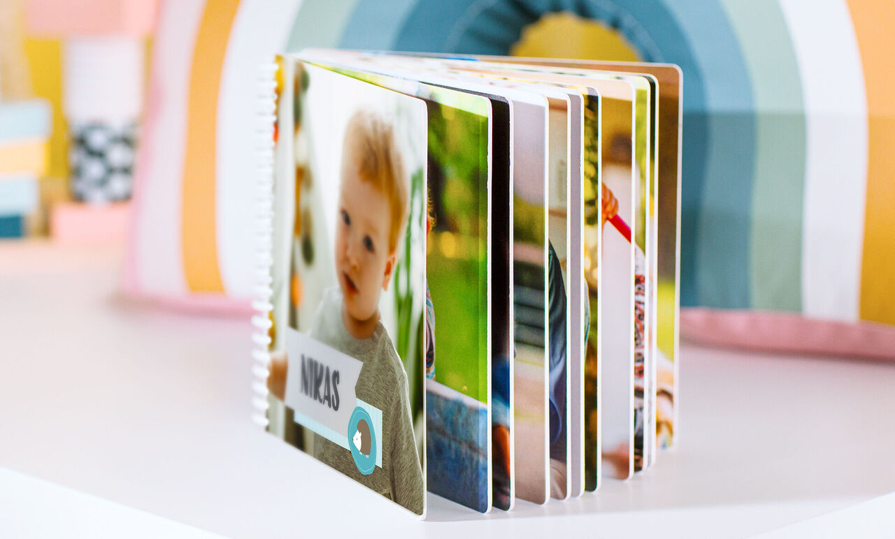 CEWE ALBUM PHOTO avec des pages colorées et des motifs d'enfants.