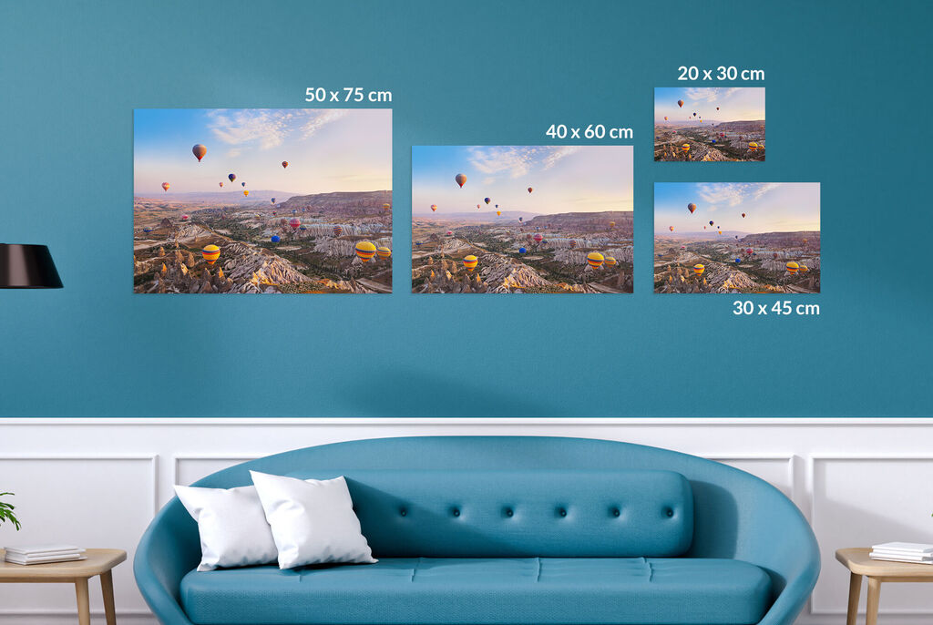 Différentes œuvres d'art dans un salon moderne, montrant différentes tailles.