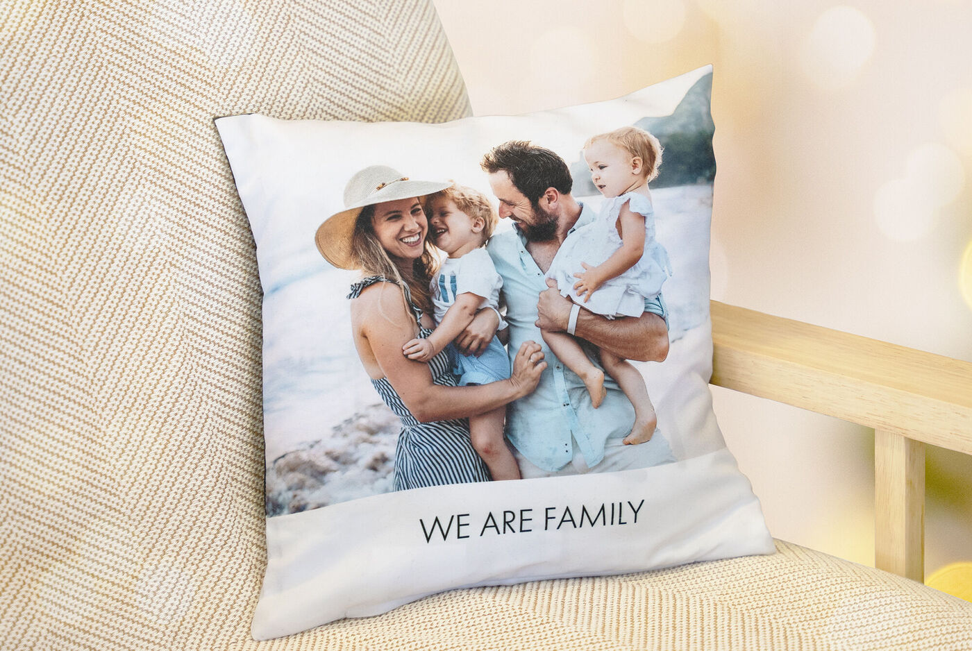 Coussin avec une photo de famille aimante montrant le texte 'NOUS SOMMES UNE FAMILLE'