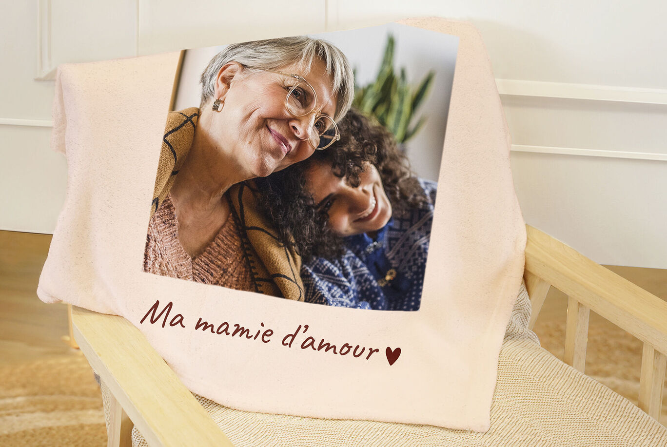 Deux personnes assises sur une chaise, s'enlaçant, avec une phrase d'amour.