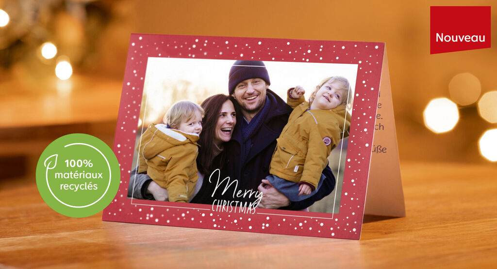 Une carte de Noël joyeuse avec un message chaleureux et deux enfants souriants en manteaux d'hiver.