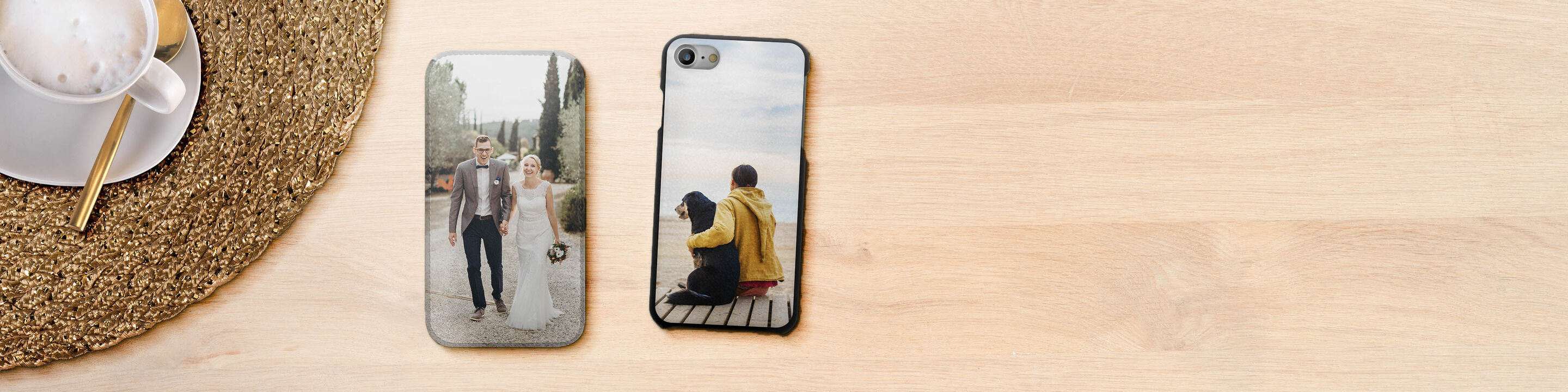 Deux coques de téléphone personnalisées avec photos, sur une table avec une tasse de café.