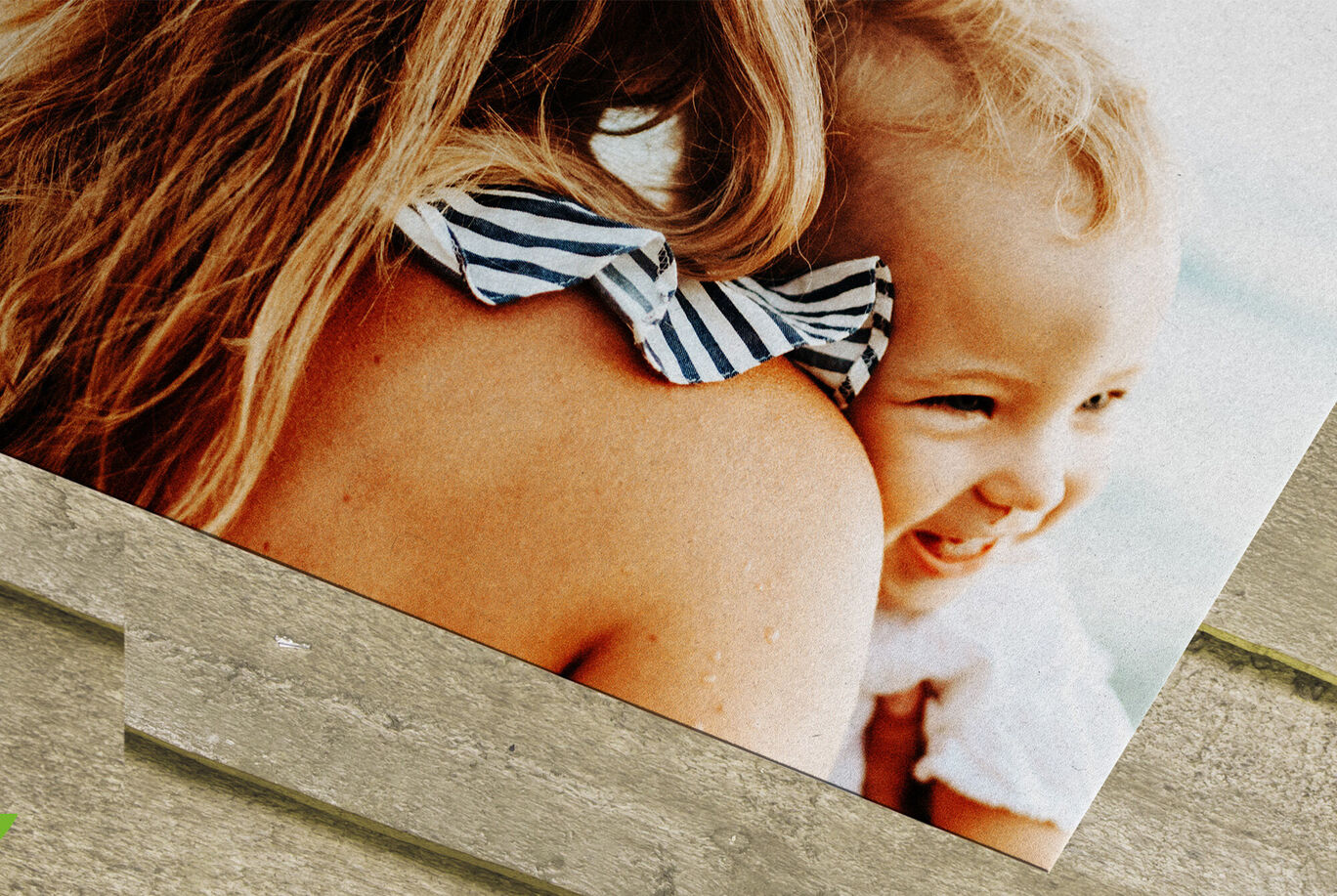 Une étreinte chaleureuse entre deux personnes qui conserve un beau souvenir