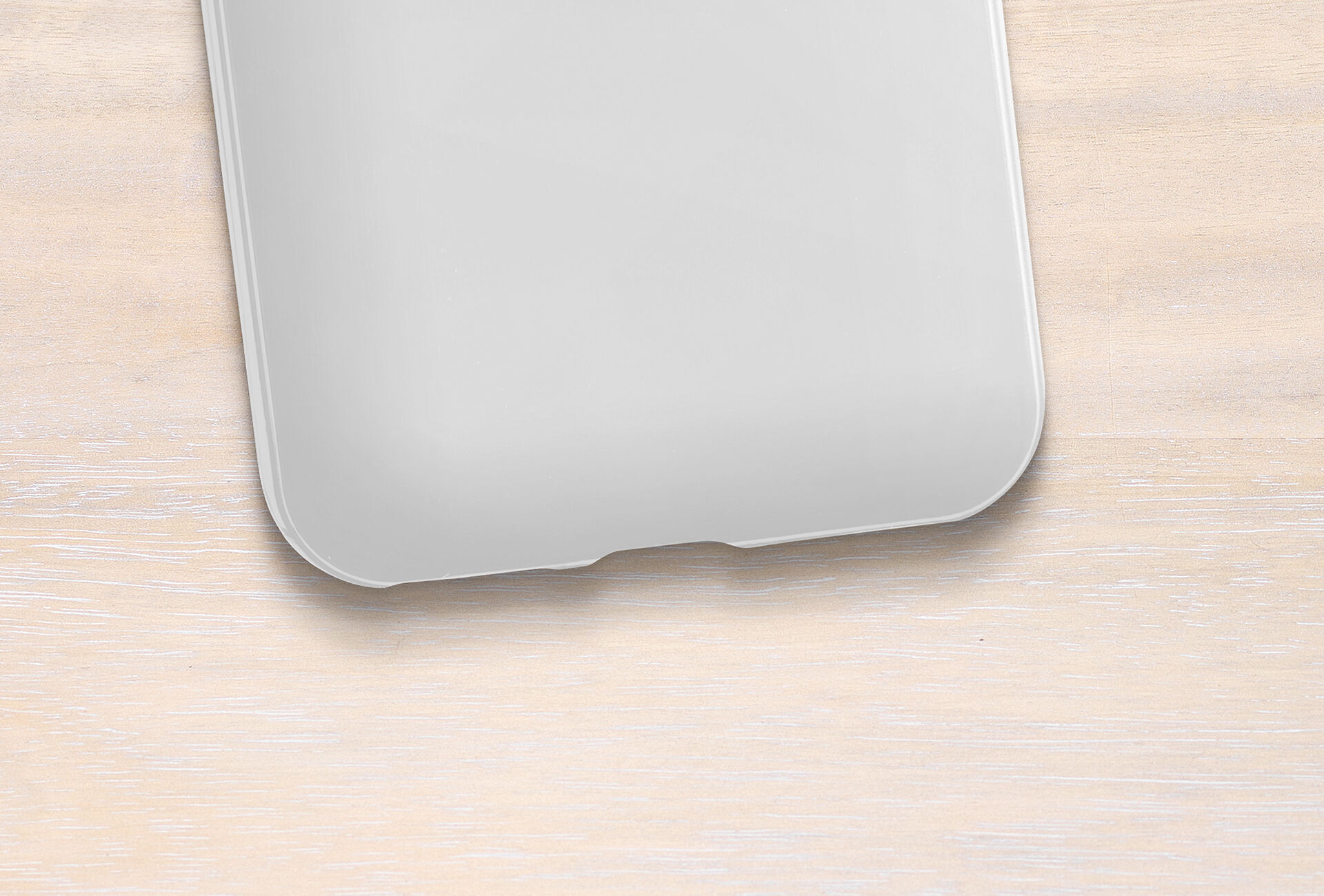 Coque de smartphone vide sur un fond en bois clair.