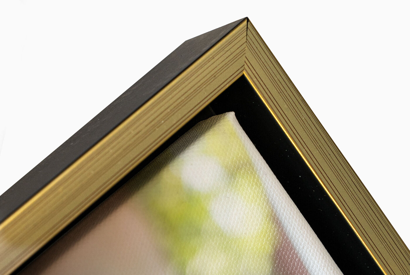 Vue détaillée d'un cadre haut de gamme avec finition dorée protégeant une photo