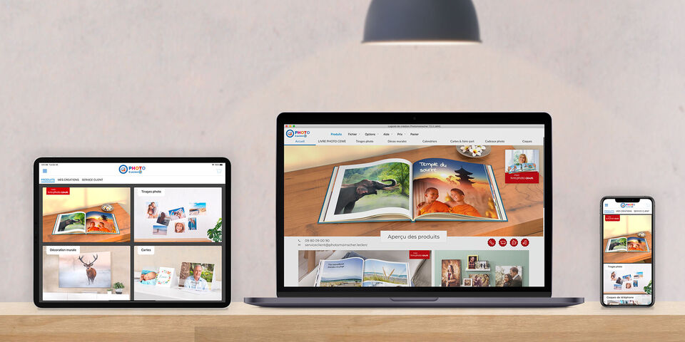 Trois appareils différents affichent le site CEWE Photobook avec photos et designs.