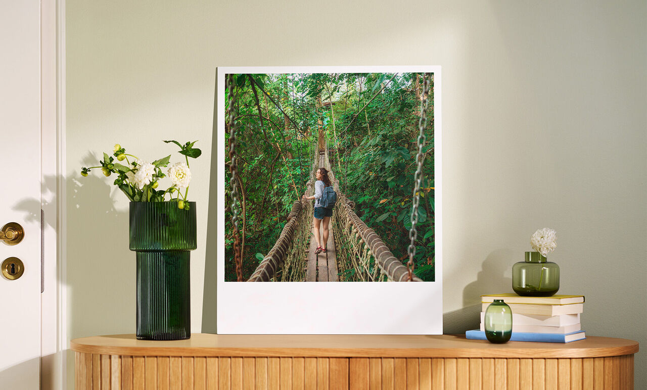 Tirage photo grand format vintage posé sur un meuble