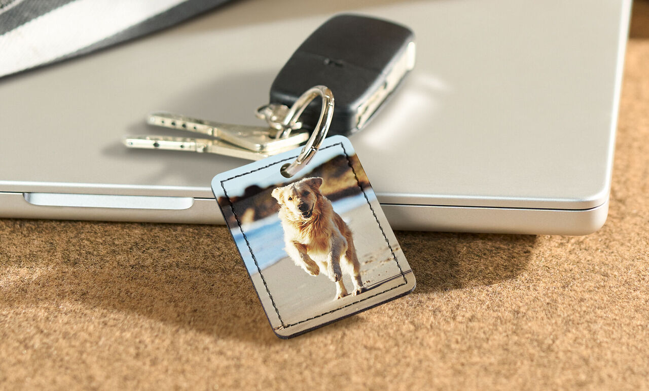 Porte-clé avec photo d'un chien courant sur la plage