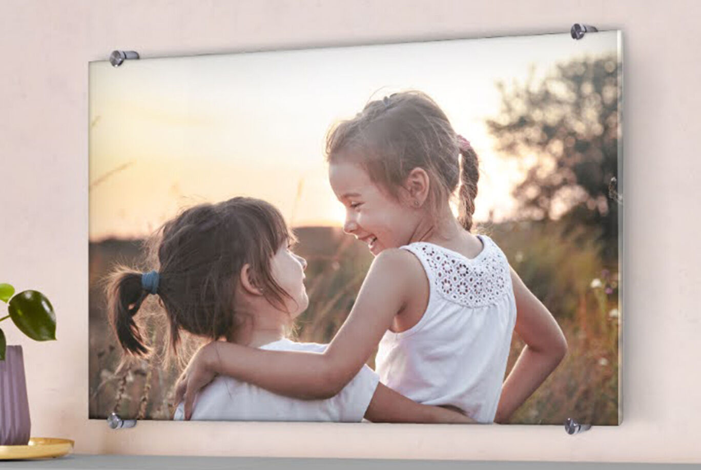 Deux filles se tiennent dans un champ et s'embrassent. Le soleil du soir crée une atmosphère chaleureuse.