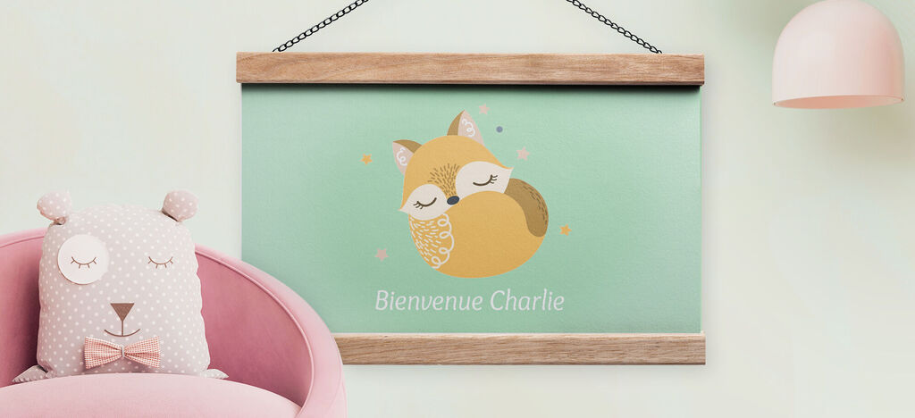 Joli tableau d'un renard endormi avec le texte 'Bienvenue Charlie' sur fond vert.