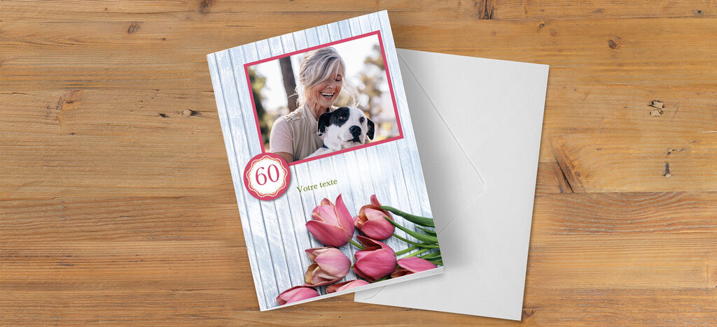Une femme souriante avec son chien sur une carte de vœux, entourée de fleurs fraîches