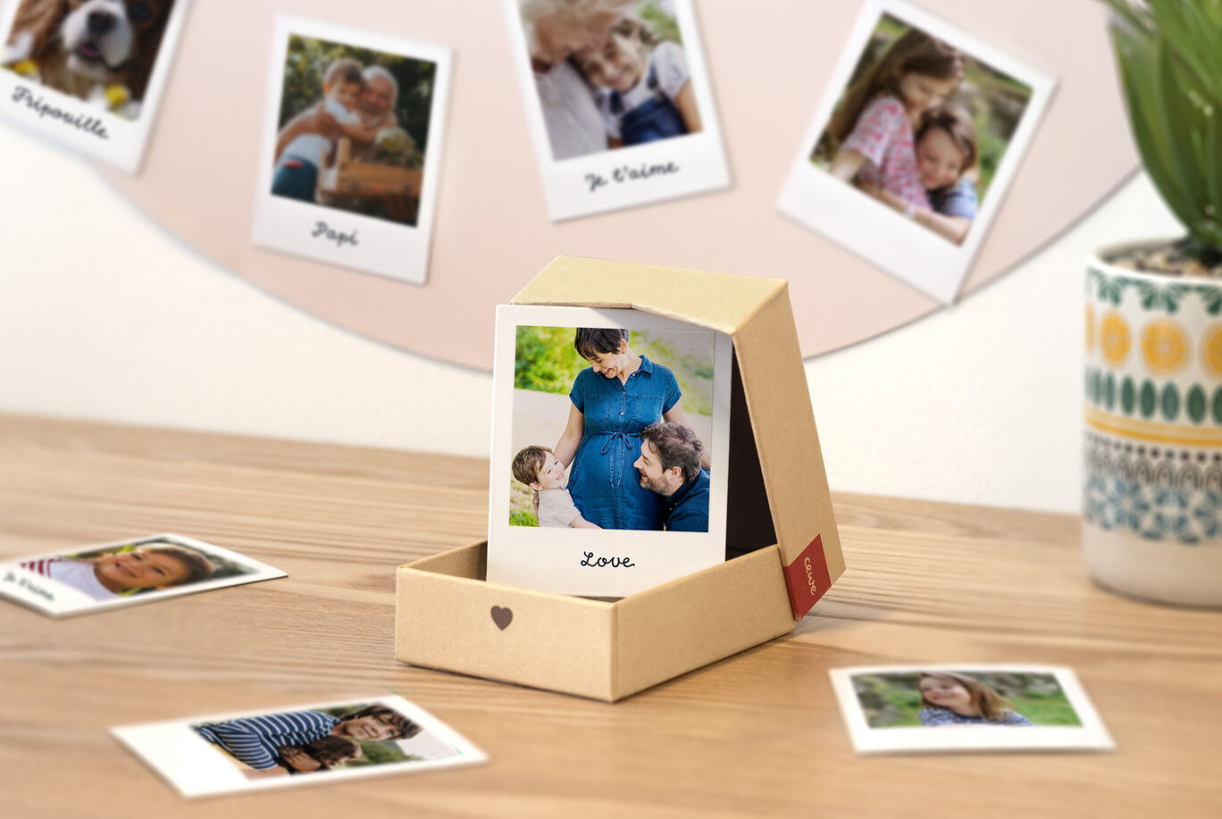 Un magnifique ensemble cadeau dans une boîte, avec une photo d'une femme enceinte et d'un homme.