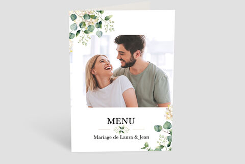 Carte menu élégante avec motifs floraux pour un mariage, véhiculant amour et connexion.