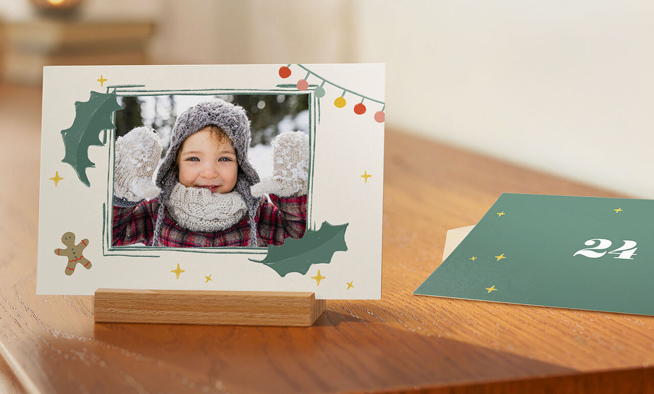 Photo d'un enfant en hiver sur un calendrier de l'Avent photo avec support bois