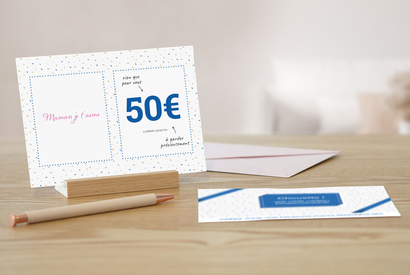 Cartes de vœux CEWE colorées avec un chèque-cadeau de 50 euros sur un support en bois