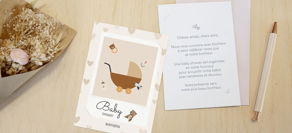 Une carte de bébé soigneusement conçue avec une jolie poussette. La carte montre des illustrations adorables et des motifs de cœurs délicats à l'arrière-plan. Un texte chaleureux est visible.