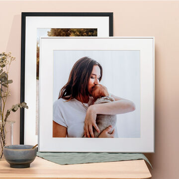Une photo pleine d'amour dans un cadre sur une table avec des plantes et de la vaisselle