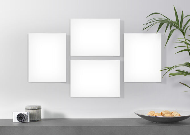 Cadres vides sur un mur au-dessus d'une table moderne.