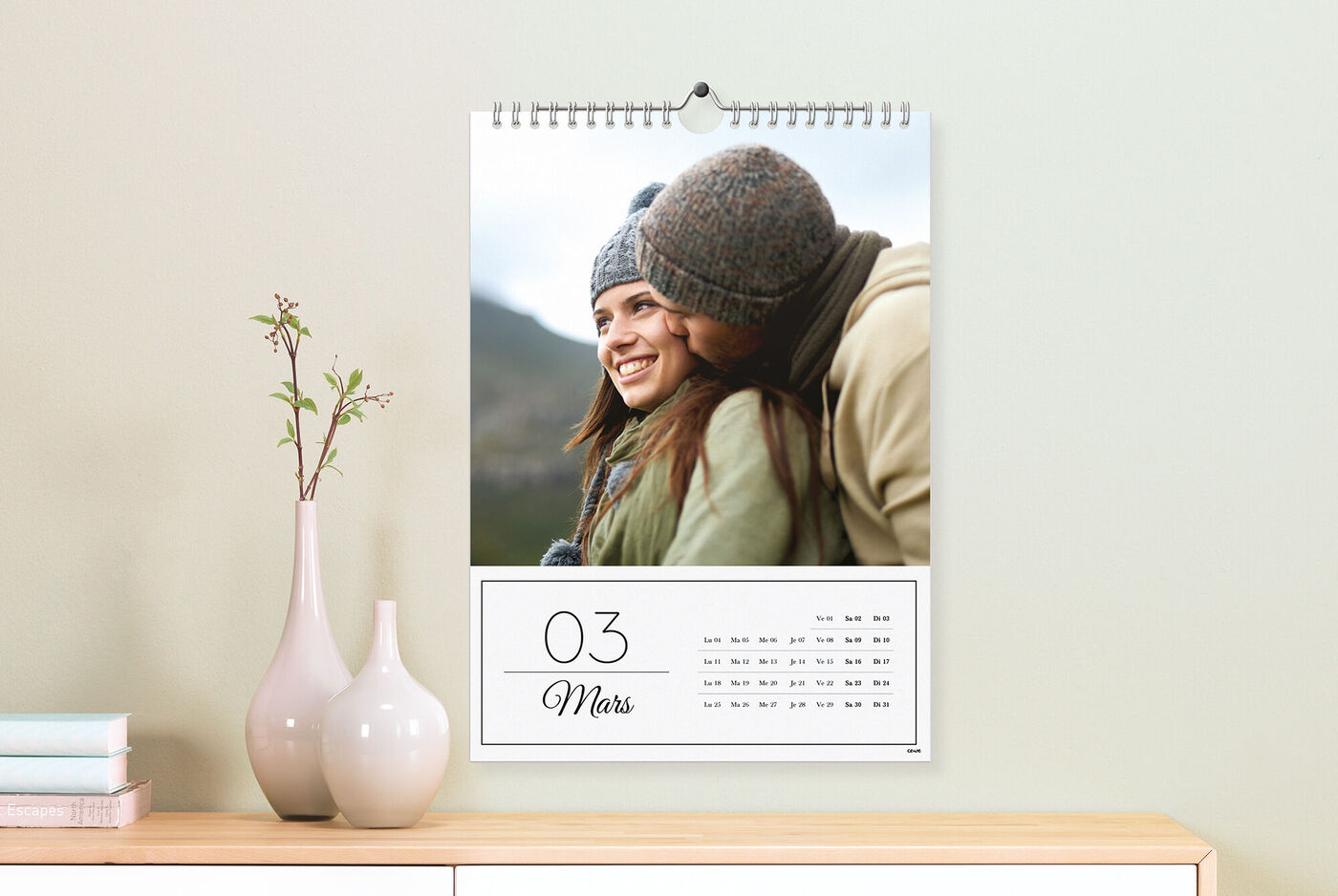 Un calendrier mural montrant le mois de mars avec un couple affectueux s'enlaçant.