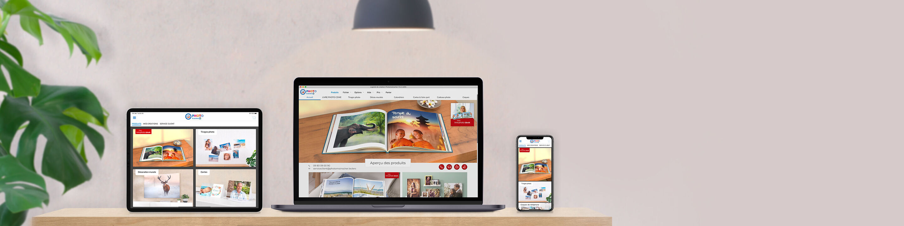 Trois appareils montrent la plateforme en ligne CEWE pour créer des livres photo et des cartes.