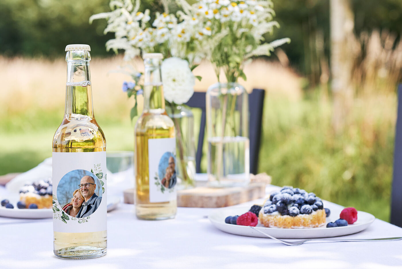 Boissons rafraîchissantes avec des fleurs fleuries, une table artistiquement décorée avec un gâteau aux fruits et des baies.