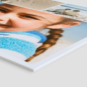 Fille avec des tresses sourit, souvenirs de vacances en arrière-plan . Plage et photos évoquent l'été.