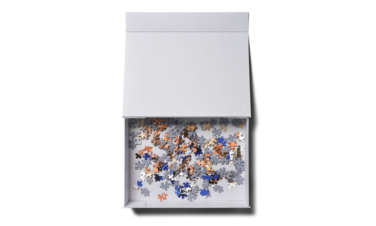 Pièces de puzzles rangées dans une boîte