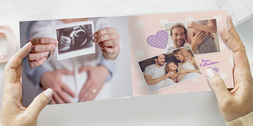 Deux personnes tiennent un album photo ouvert, montrant des photos affectueuses de grossesses et d'heures familiales.