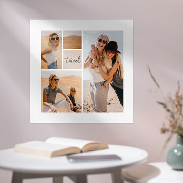 Des collègues posent joyeusement devant une fresque de souvenirs de voyage.