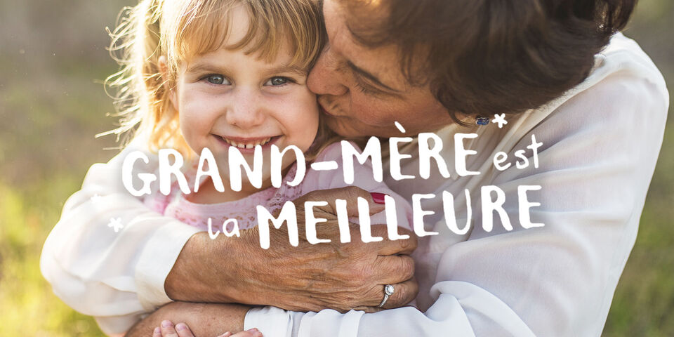 Une étreinte aimante entre une grand-mère et un enfant à l'extérieur.