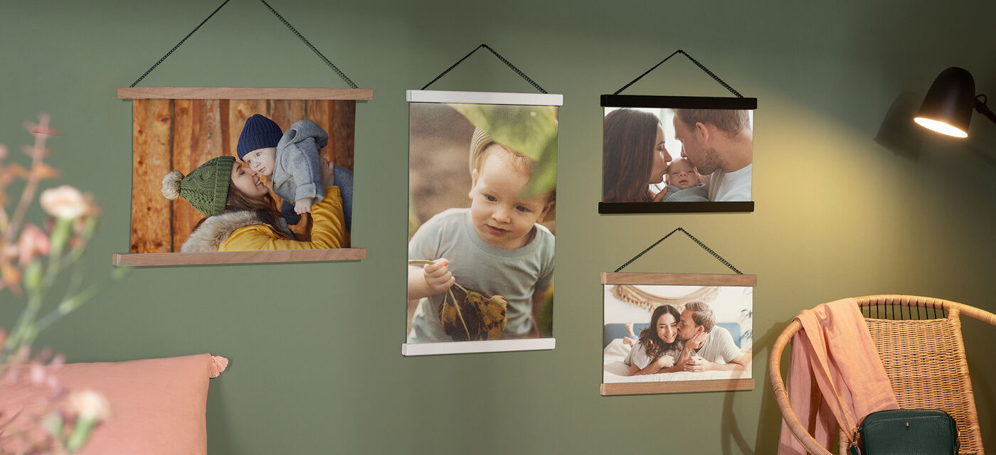 Un mur accueillant avec quatre images encadrées représentant des moments émouvants en couleurs chaudes