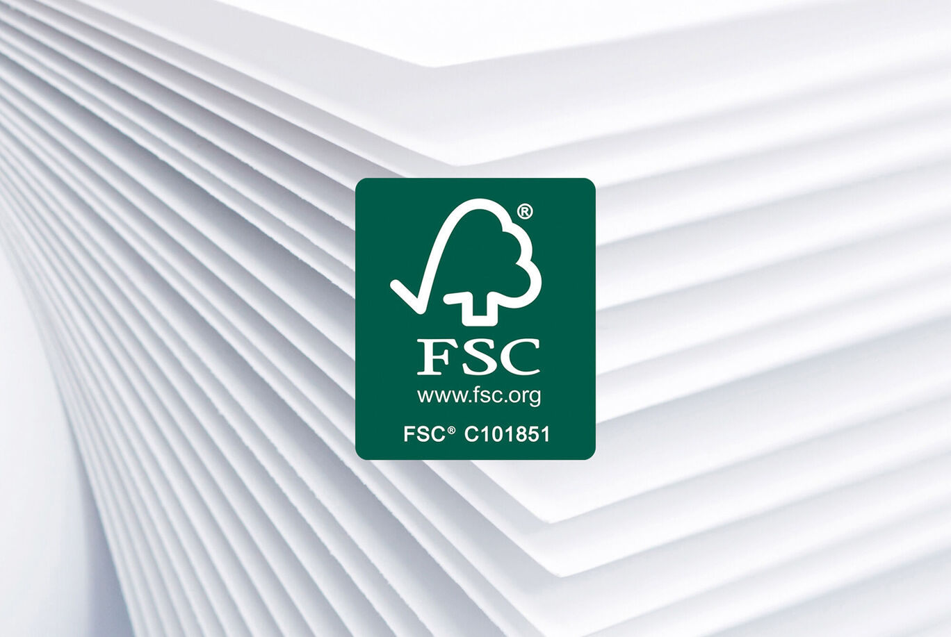 Gros plan sur un empilement de papier avec le logo FSC symbolisant la durabilité