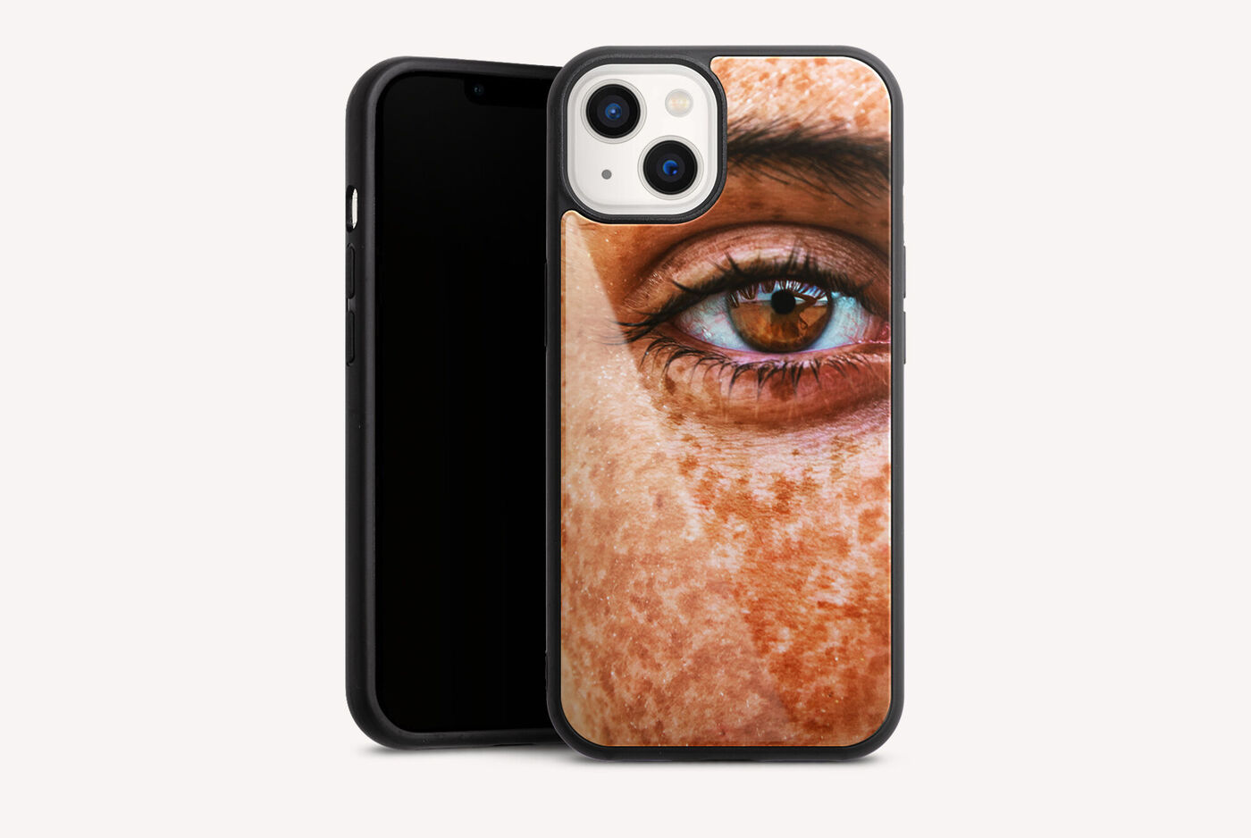 Gros plan d'un visage avec taches de rousseur et un bel œil marron intégré dans un téléphone